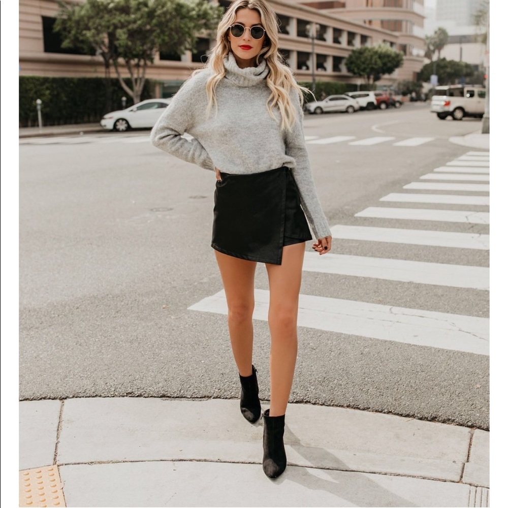 Super cute TYRA FAUX LEATHER WRAP SKORT - BLACK